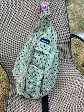 Kavu Rope bag. Mint Green Floral Sling Bag with Pink Accent Strap